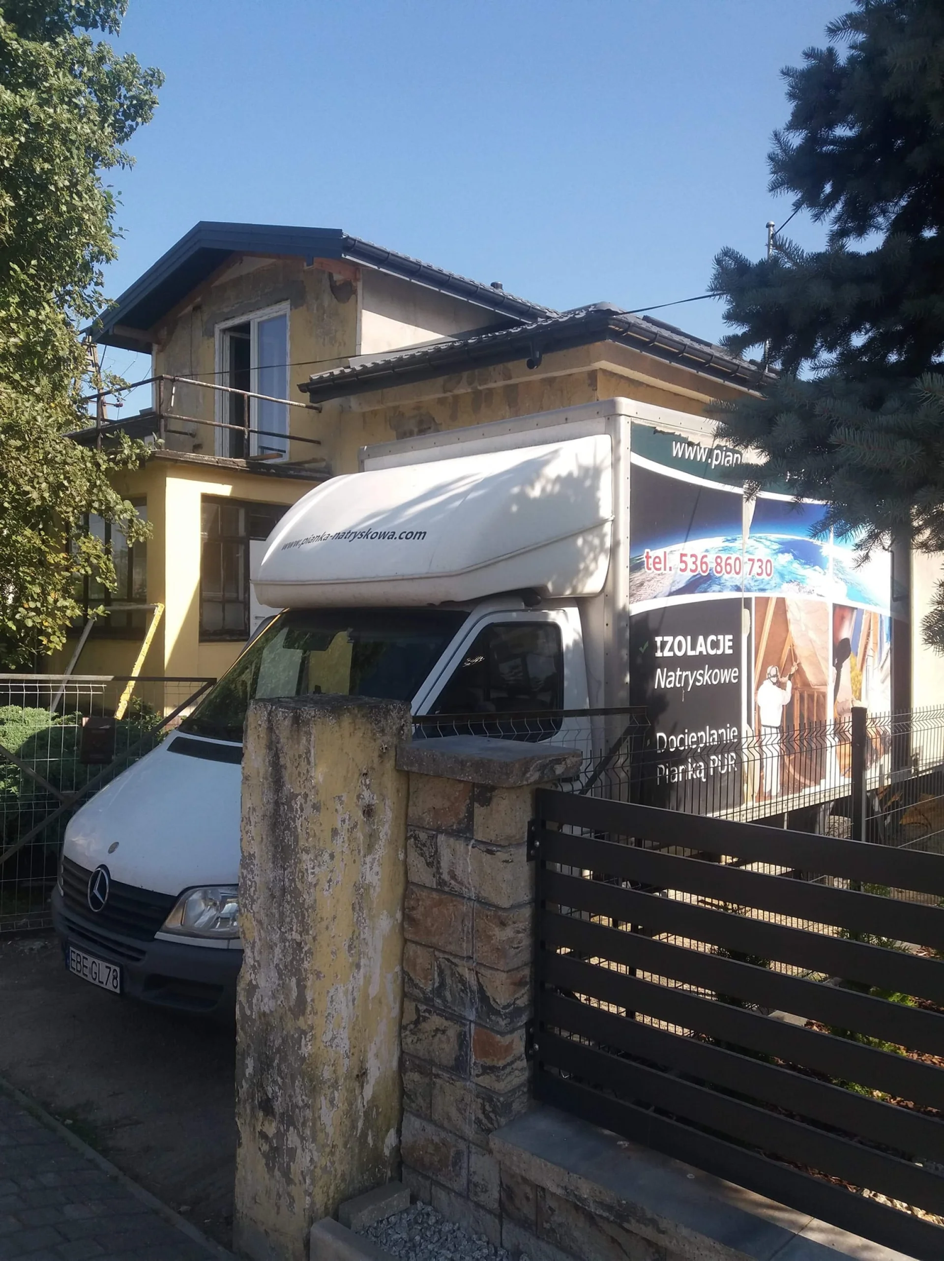 Chlewnia i kurnik bez skroplin. Jak piana PUR chroni przed stratami w hodowli?