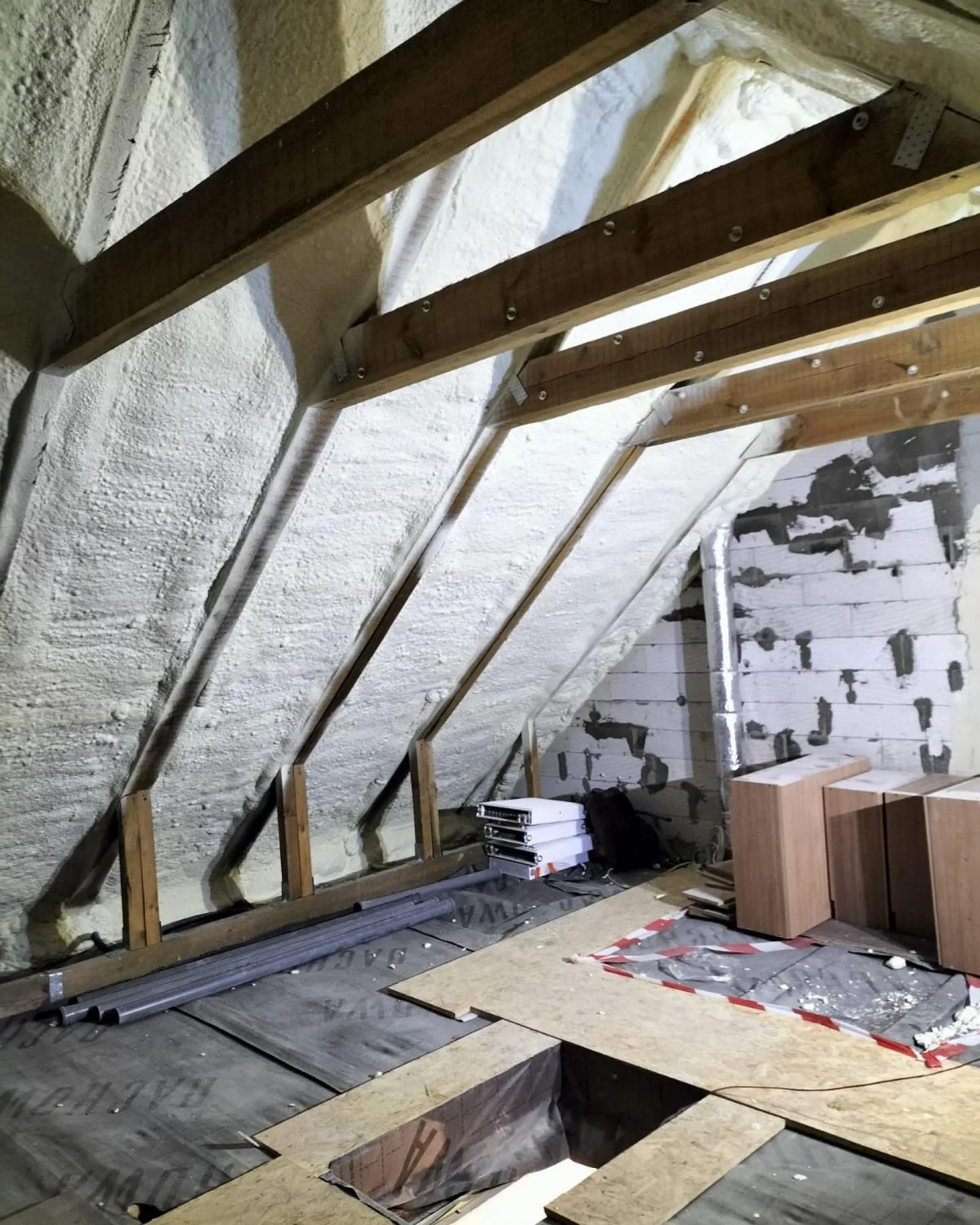 ocieplenie pianą PUR na stropie betonowym poddasze